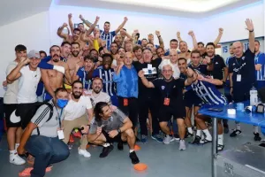 ΦΩΤΟΣ/Πάρτι στα αποδυτήρια και στο γήπεδο!