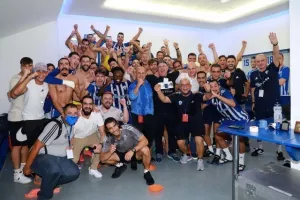 ΦΩΤΟΣ/Πάρτι στα αποδυτήρια και στο γήπεδο!