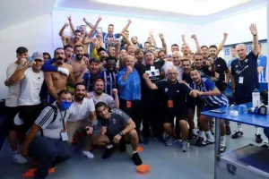 ΦΩΤΟΣ/Πάρτι στα αποδυτήρια και στο γήπεδο!