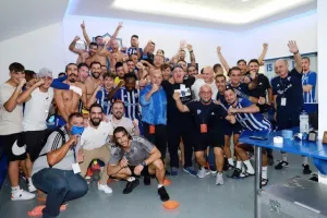 ΦΩΤΟΣ/Πάρτι στα αποδυτήρια και στο γήπεδο!