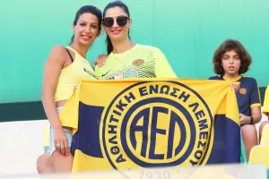 ΦΩΤΟΡΕΠΟΡΤΑΖ από τoν κόσμο στην ΑΡΕΝΑ