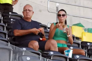 Πήρε "κιτρινοπράσινο" χρώμα ξανά η Αρένα (φωτορεπορτάζ)