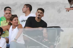 Με πατερίτσες στην κερκίδα ο άτυχος Παρασκευά (φώτος)