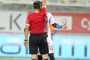 Αποβλήθηκε σε μόλις 6 λεπτά! 