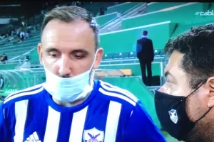 "Μετά από τέτοια ήττα δεν μπορείς να πεις πολλά/Με ένα γεμάτο γήπεδο στον επαναληπτικό..."