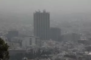 «Πνίγηκε» από καπνούς η Αττική - Τα μέτρα προστασίας από τα επικίνδυνα σωματίδια