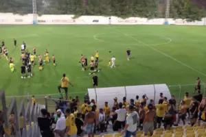 ΒΙΝΤΕΟ/ΦΩΤΟΣ: Σύνθημα με κόσμο – Έριξαν φανέλες 