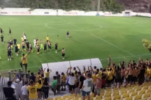 ΒΙΝΤΕΟ/ΦΩΤΟΣ: Σύνθημα με κόσμο – Έριξαν φανέλες 
