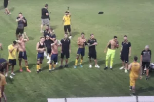 ΒΙΝΤΕΟ/ΦΩΤΟΣ: Σύνθημα με κόσμο – Έριξαν φανέλες 