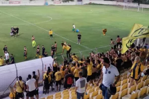 ΒΙΝΤΕΟ/ΦΩΤΟΣ: Σύνθημα με κόσμο – Έριξαν φανέλες 