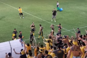 ΒΙΝΤΕΟ/ΦΩΤΟΣ: Σύνθημα με κόσμο – Έριξαν φανέλες 
