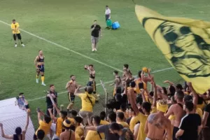 ΒΙΝΤΕΟ/ΦΩΤΟΣ: Σύνθημα με κόσμο – Έριξαν φανέλες 