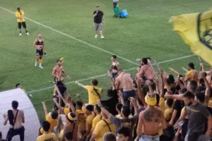 ΒΙΝΤΕΟ/ΦΩΤΟΣ: Σύνθημα με κόσμο – Έριξαν φανέλες 