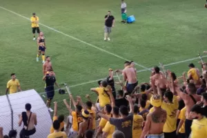 ΒΙΝΤΕΟ/ΦΩΤΟΣ: Σύνθημα με κόσμο – Έριξαν φανέλες 