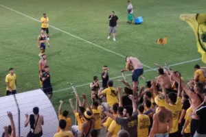 ΒΙΝΤΕΟ/ΦΩΤΟΣ: Σύνθημα με κόσμο – Έριξαν φανέλες 