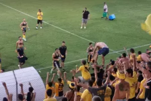 ΒΙΝΤΕΟ/ΦΩΤΟΣ: Σύνθημα με κόσμο – Έριξαν φανέλες 