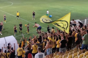 ΒΙΝΤΕΟ/ΦΩΤΟΣ: Σύνθημα με κόσμο – Έριξαν φανέλες 