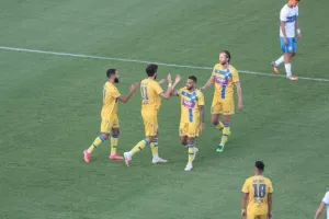 ΦΩΤΟΣ/Κούρσα Τσεπάκ, σέντρα Θεοδώρου και αυτογκόλ Ουέλινγκτον