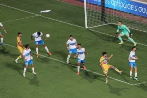 ΦΩΤΟΣ/2-0 με Εφραίμ, κεφαλιά Κάτσα και σουτ Λουντέμο