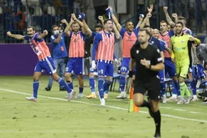 ΦΩΤΟΣ/Πάρτι στα αποδυτήρια και στο γήπεδο!