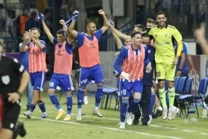 ΦΩΤΟΣ/Πάρτι στα αποδυτήρια και στο γήπεδο!