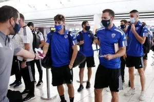 (ΦΩΤΟΣ) Check in και αναχώρηση 