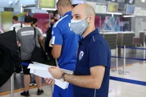 (ΦΩΤΟΣ) Check in και αναχώρηση 