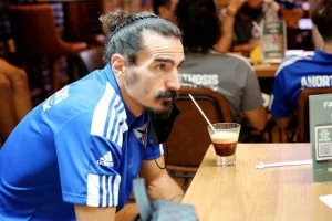 (ΦΩΤΟΣ) Check in και αναχώρηση 