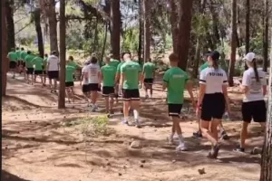 ΦΛΟΡΑ: Περπάτημα στη φύση με νερό στο χέρι (φώτος) 