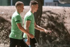 ΦΛΟΡΑ: Περπάτημα στη φύση με νερό στο χέρι (φώτος) 