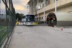 Έφτασε στο γήπεδο η ΑΕΛ (φώτος/βίντεο)