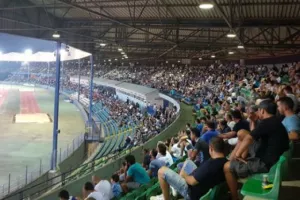 Θέλει τον κόσμο για... ώθηση