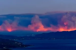 Έτσι φαίνεται η φωτιά της Εύβοιας από το Πήλιο