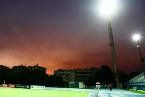 Παναθηναϊκός - Λοκομοτίβα: Η ανατριχιαστική φωτογραφία από το γήπεδο με φόντο τις πυρκαγιές