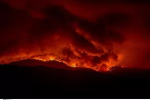 Έτσι φαίνεται η φωτιά της Εύβοιας από το Πήλιο