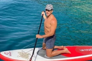 Κρίστοφερ πάνω στο Sup (φώτος) 