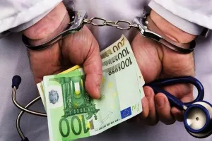 Ελεύθερος ο γιατρός με τα πλαστά Safepass