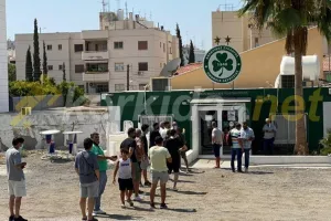 Ουρά... στην Παπανικολή οι Ομονοιάτες (φώτος kerkida.net)
