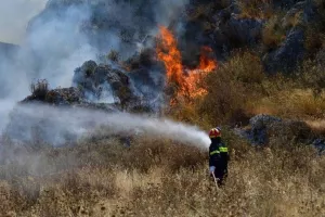 Φωτιά στην Πάφο εκτός ελέγχου