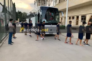 Έφτασε στο γήπεδο η ΑΕΛ (φώτος/βίντεο)