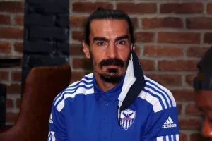 Με διπλή μάσκα! 