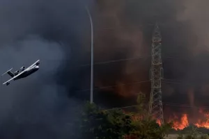 Φωτιά στη Βαρυμπόμπη: Απομακρύνθηκαν οι εγκλωβισμένοι 