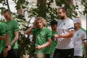 ΦΛΟΡΑ: Περπάτημα στη φύση με νερό στο χέρι (φώτος) 