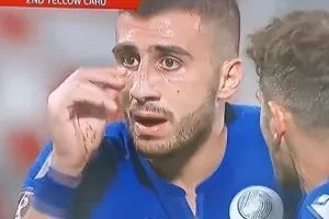 Έβαζε τον σταυρό του ο Κωνσταντίνος!!