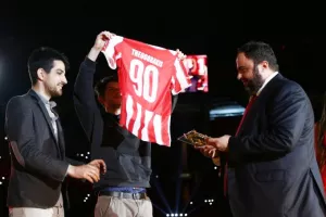 Μαρινάκης για Μίκη/"Κράτησε στις πλάτες του την Ελλάδα, θα είναι δαφνοστεφανωμένος στην αιωνιότητα"