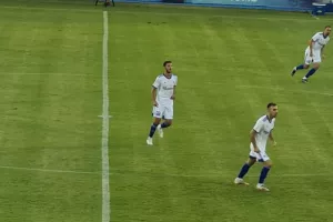 Νινούα στην πισίνα