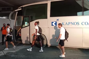 (Φώτος/Βίντεο) Η άφιξη της ΑΕΚ στην ΑΡΕΝΑ 