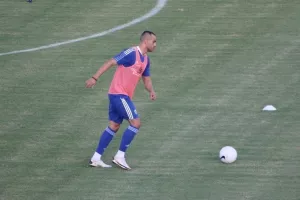 Αυτός, δεξιά!