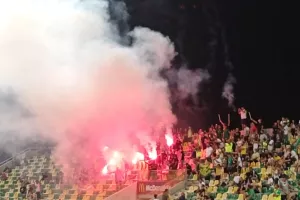 (Βίντεο) Υποδοχή με pyro οι Larnaca Union