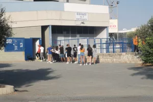 Κόσμος στα εκδοτήρια (φώτος)